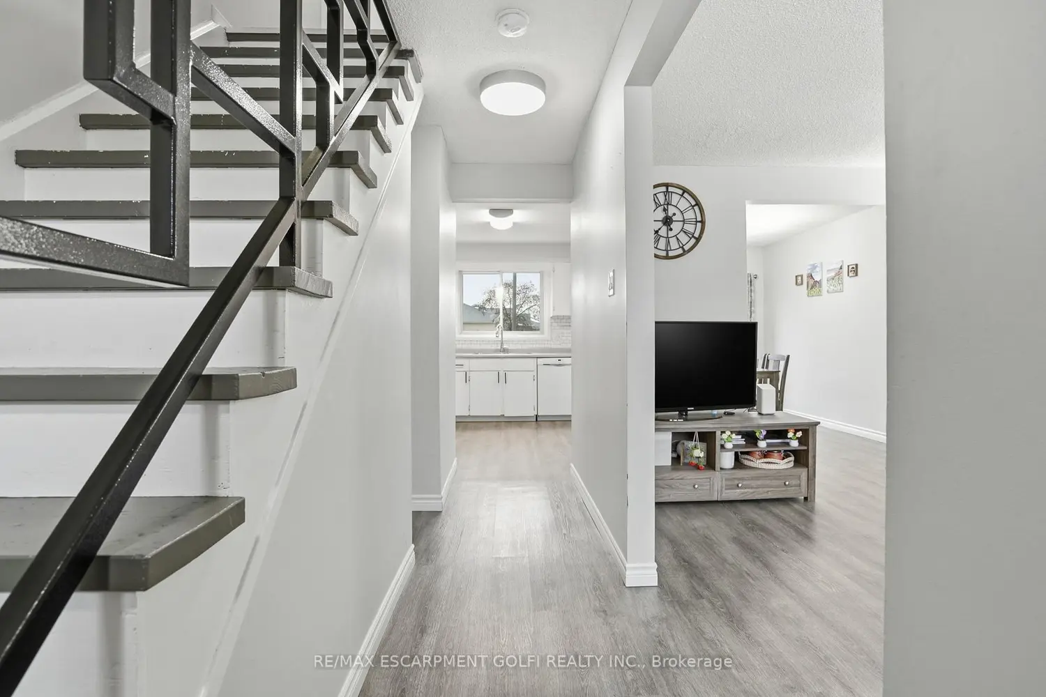 596 Grey Street 10 photo 3