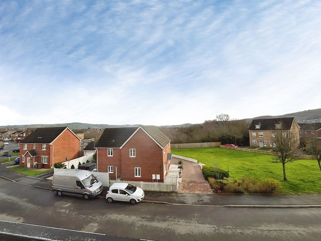 2 bed flat for saleSword Hill, Caerphilly CF83 photo 2