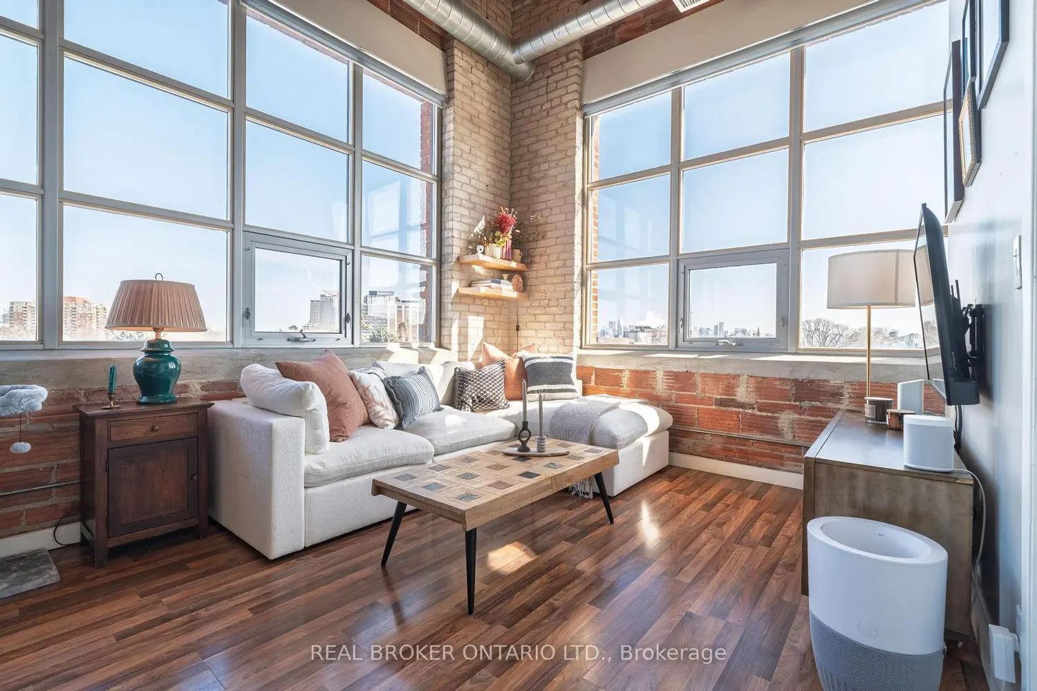 2154 Dundas Street Ph3