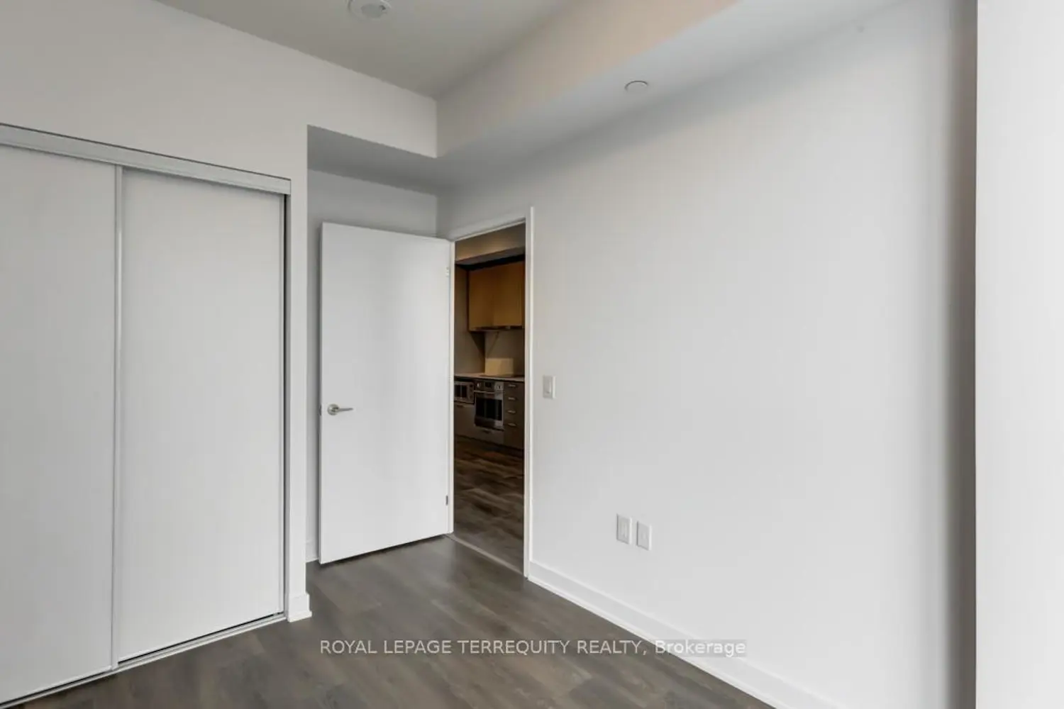 Additional image 16 of 38 Honeycrisp Crescent 607