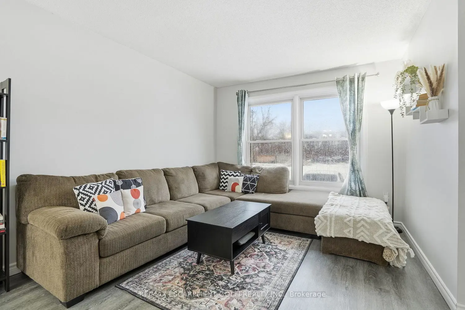 596 Grey Street 10 photo 4