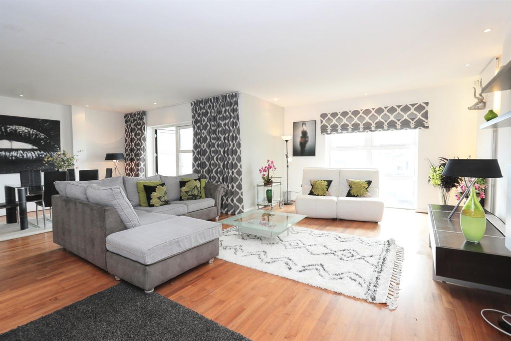 3 bed flat for saleGreyfriars Road, Cardiff CF10