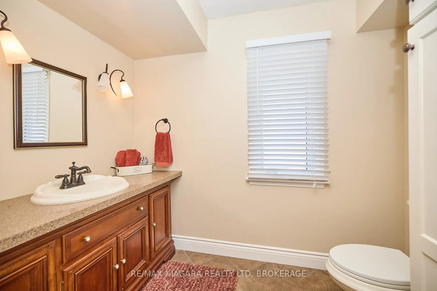 1121 Pettit Road photo 4
