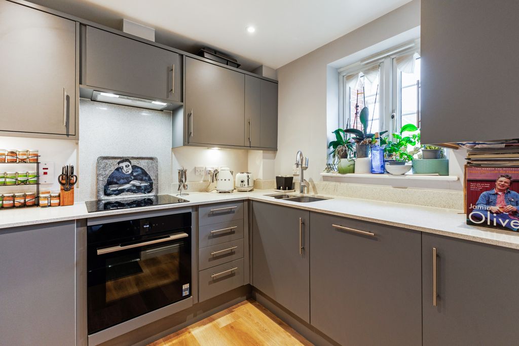 Additional image 3 of 2 bed flat for saleMeadowview, Hungerford RG17