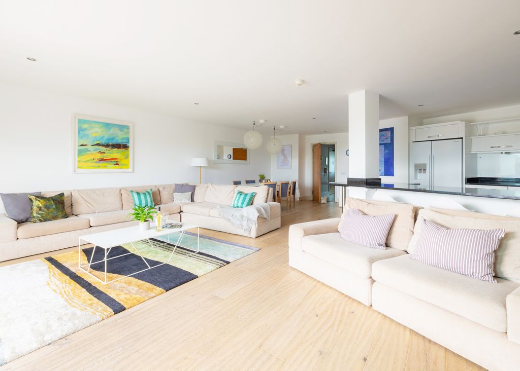 3 bed flat for saleTrebetherick PL27 photo 2