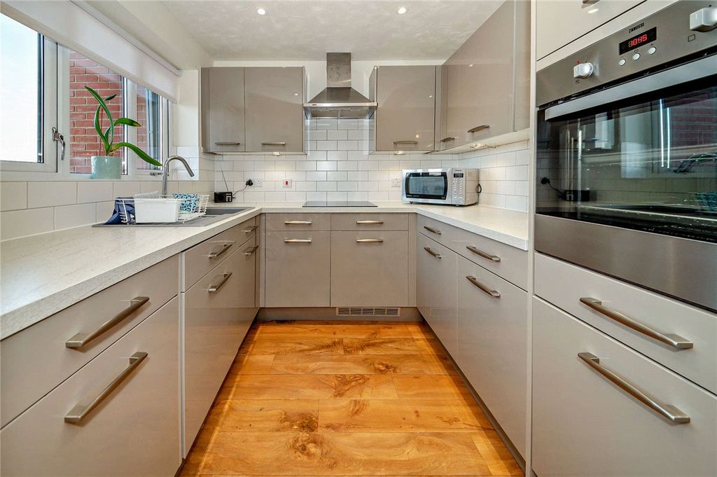Additional image 6 of 2 bed flat for saleWest Street, Newbury, Berkshire RG14