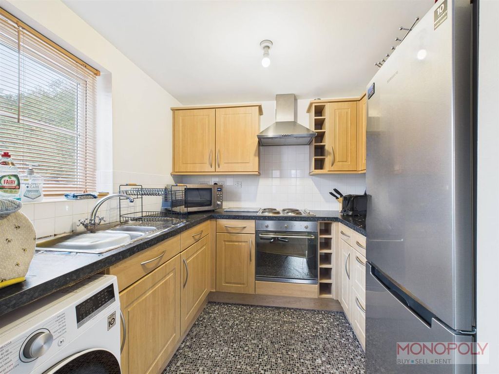 1 bed flat for salePendinas, Wrexham LL11 photo 2