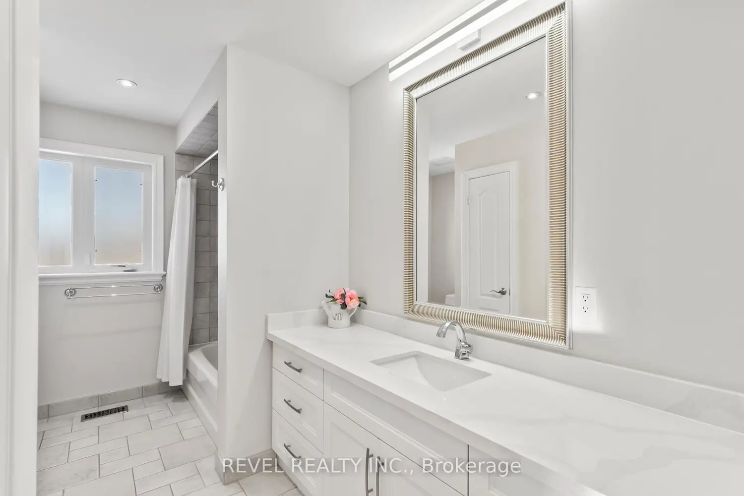 Additional image 16 of 70 Applewood Crescent