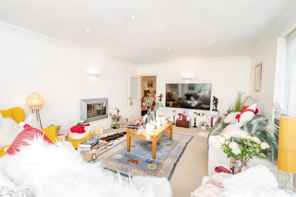 2 bed flat for saleProvidence Park, Southampton SO16 photo 3