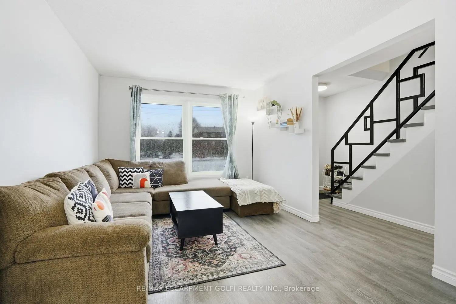 596 Grey Street 10 photo 5