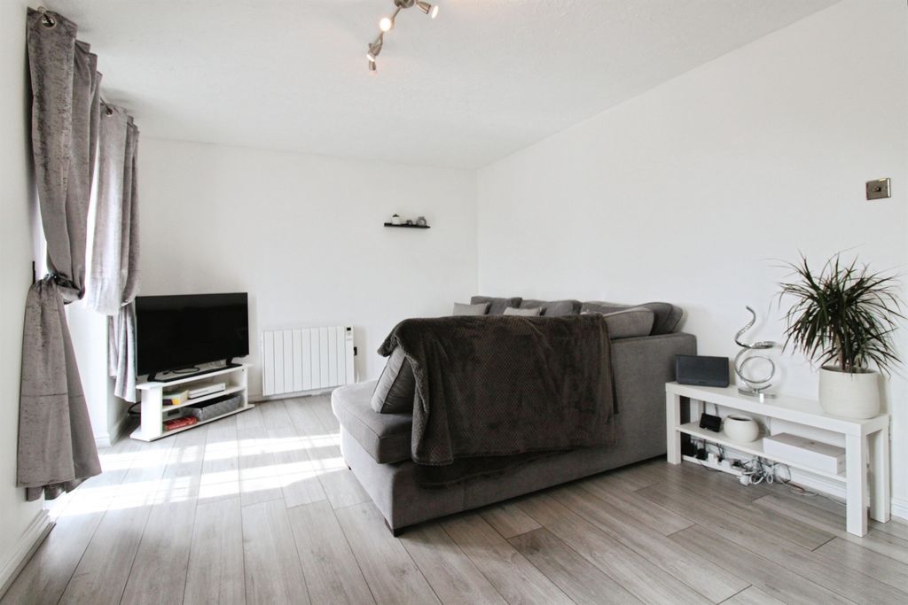 2 bed flat for saleLlwyn David, Barry CF62 photo 5