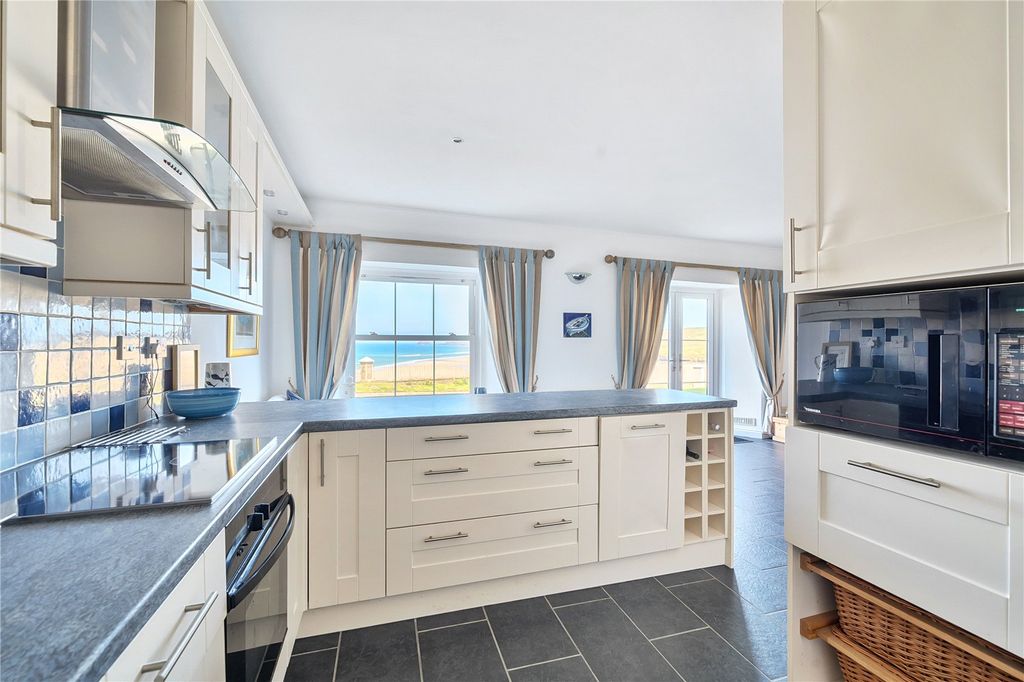 4 bed flat for saleCliff Road, Perranporth, Cornwall TR6 photo 3