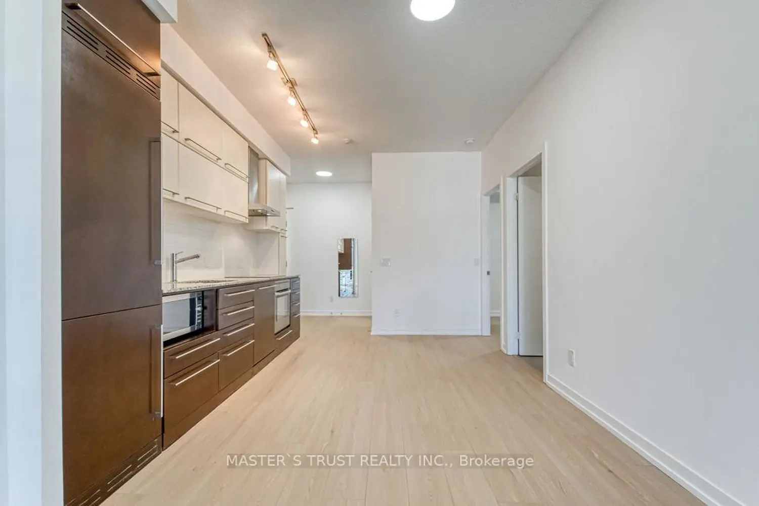 Additional image 7 of 770 Bay Street 1002