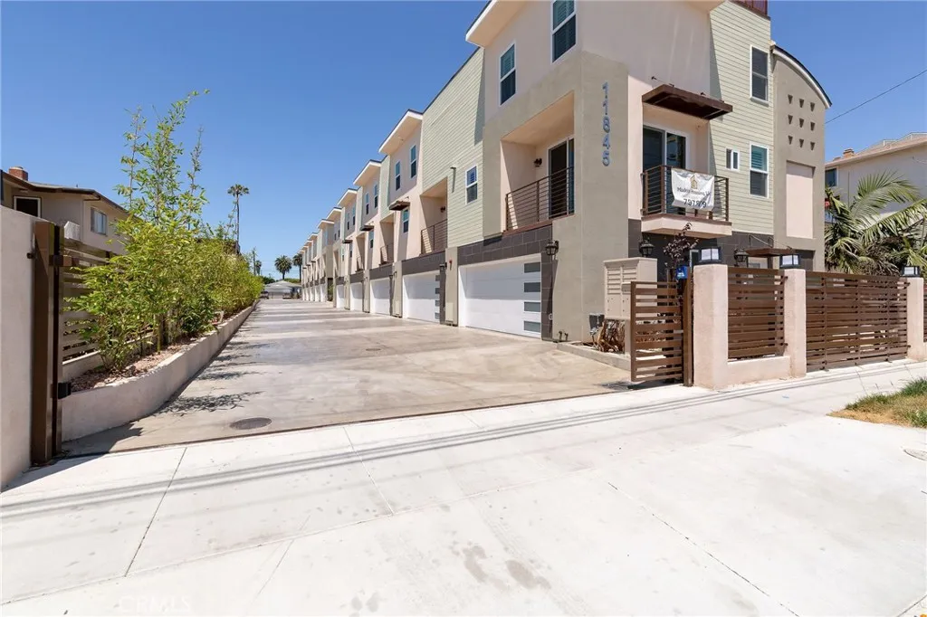 Additional image 5 of 11845 Grevillea Ave #7, Hawthorne, CA 90250