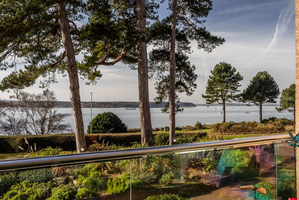 3 bed flat for saleHarbour Watch 391 Sandbanks Road, Evening Hill BH14