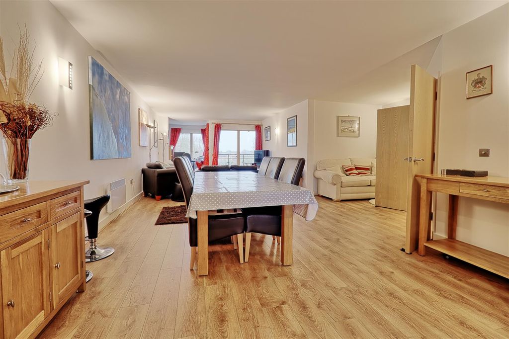 2 bed flat for saleRiverside Place, Cambridge CB5 photo 2