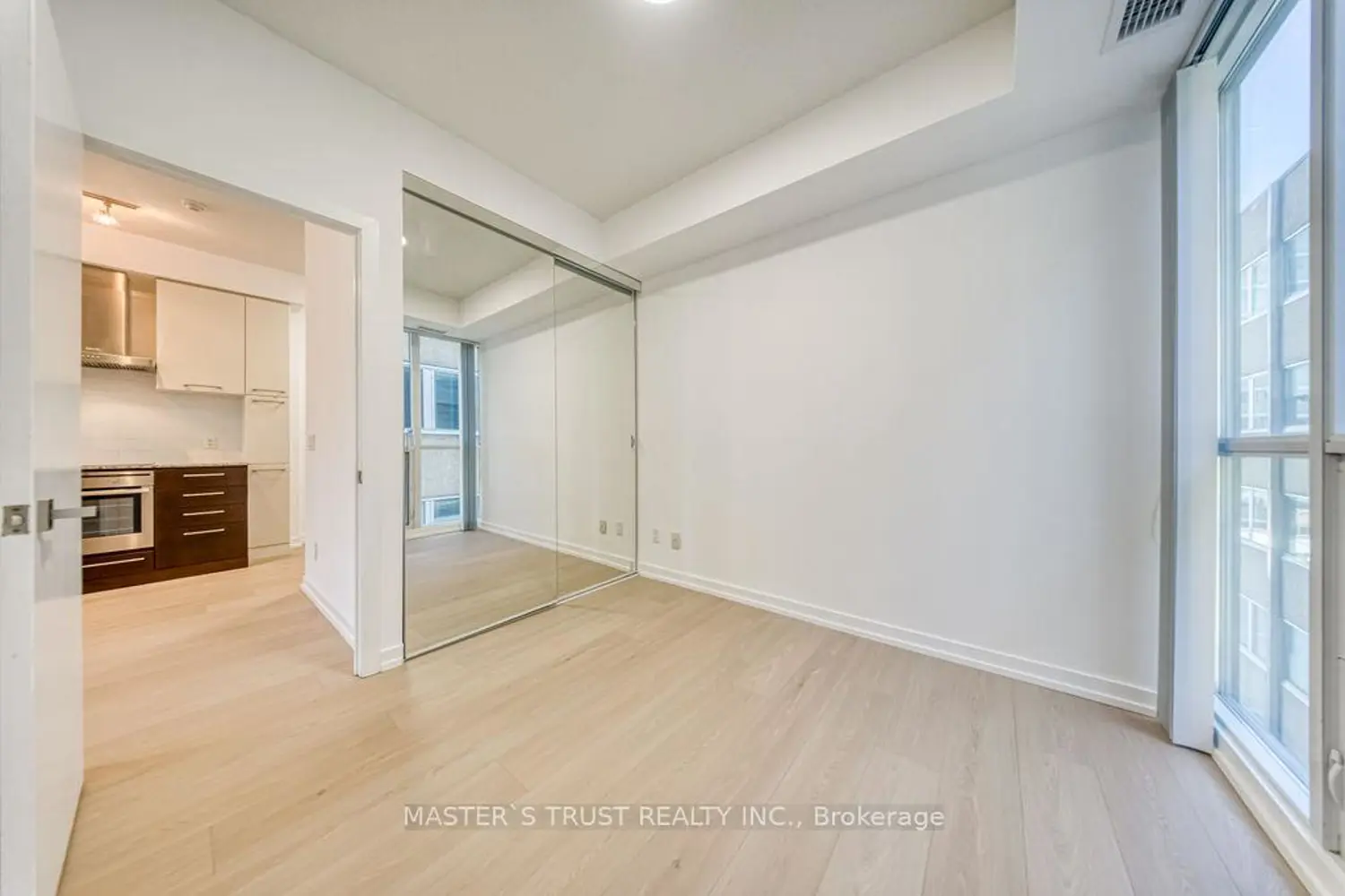 Additional image 12 of 770 Bay Street 1002