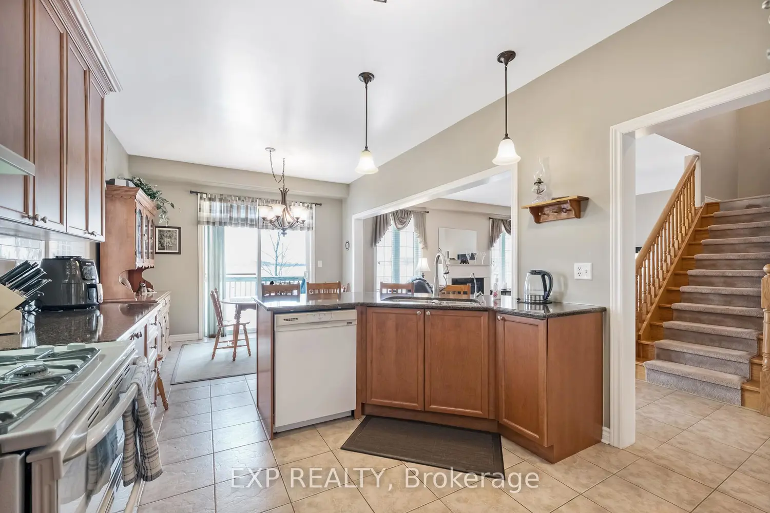 106 Succession Crescent photo 2