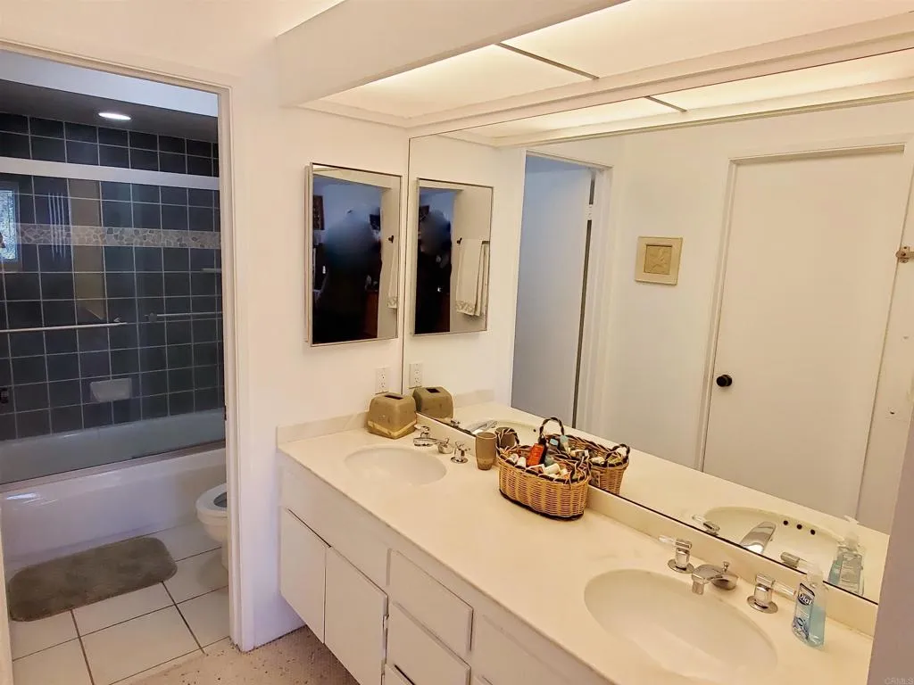 2505 Navarra Dr. Unit 325, Carlsbad, CA 92009