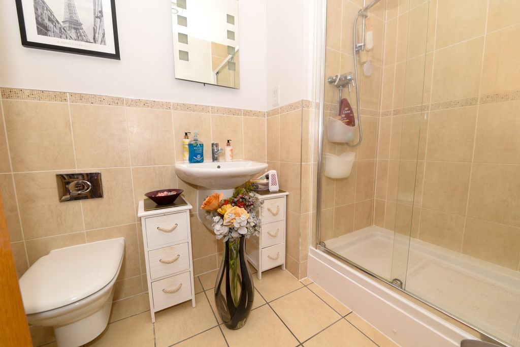 Additional image 8 of 3 bed flat for saleMonks Lane, Newbury RG14
