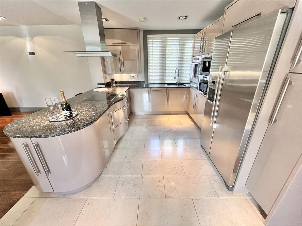 Additional image 4 of 2 bed flat for sale6 Norcliffe Hall, Altrincham Road, Wilmslow SK9