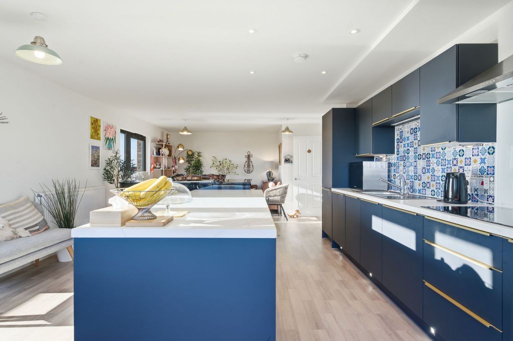 2 bed flat for salePatagonia Way, Cambridge CB3 photo 3