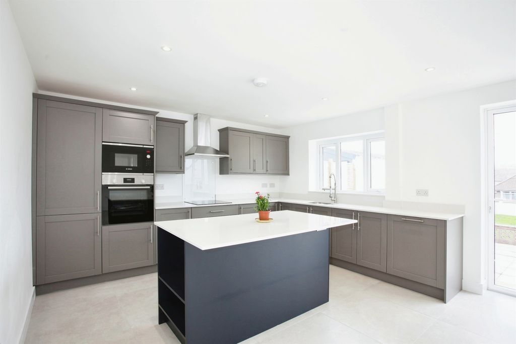 5 bed detached bungalow for saleDan-Y-Coed, Caerphilly CF83 photo 4