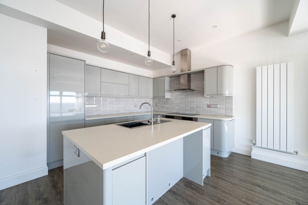 Additional image 3 of 2 bed flat for saleUndercliff Road West, Felixstowe IP11