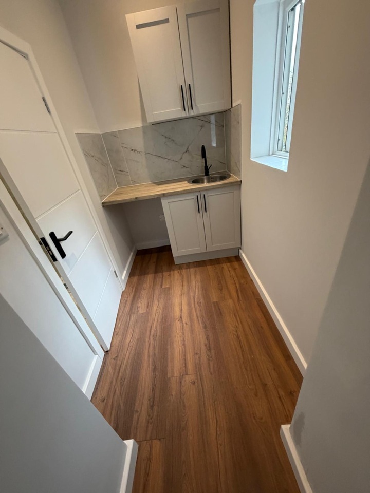 Additional image 5 of Studio Flat, Garfield Road, SW11, N1 7GU