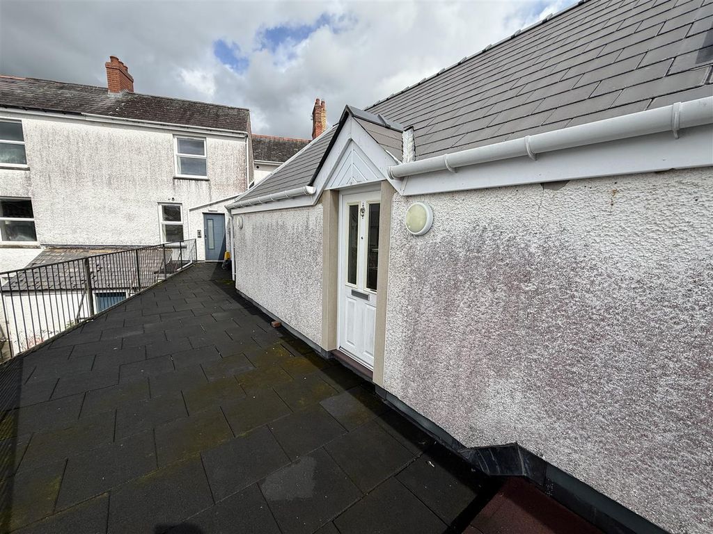 9 bed flat for saleHarford Square, Lampeter SA48 photo 3