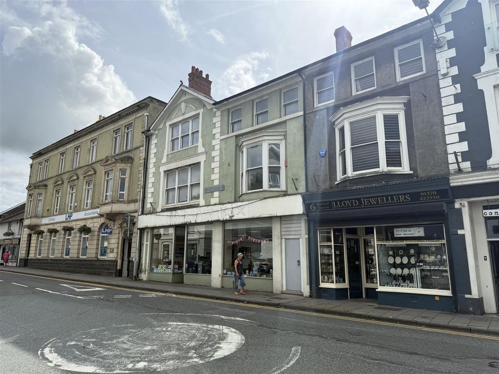 9 bed flat for saleHarford Square, Lampeter SA48 photo 5