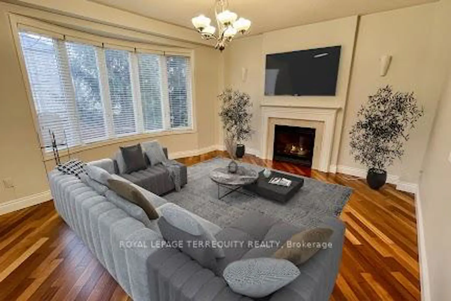 2089 Blackforest Crescent photo 5