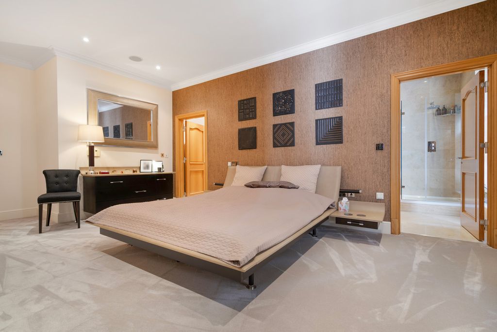 Additional image 5 of 3 bed flat for saleEsher Park Avenue, Esher KT10