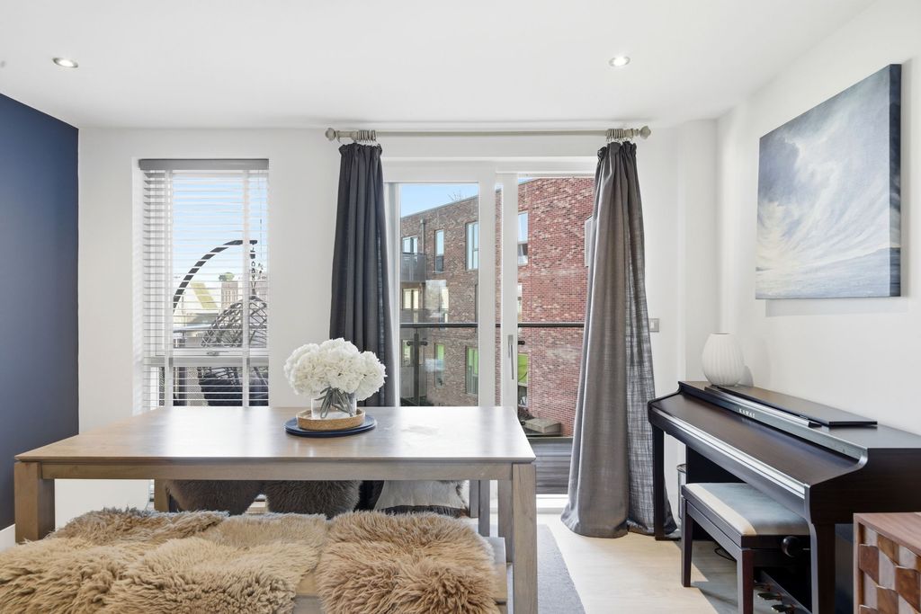 3 bed flat for saleHarrison Drive, Cambridge CB2 photo 4