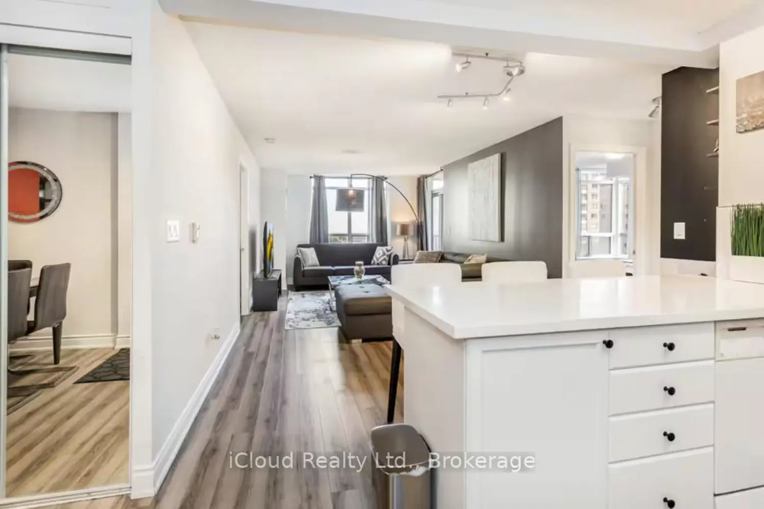 3888 Duke Of York Boulevard 933, Mississauga