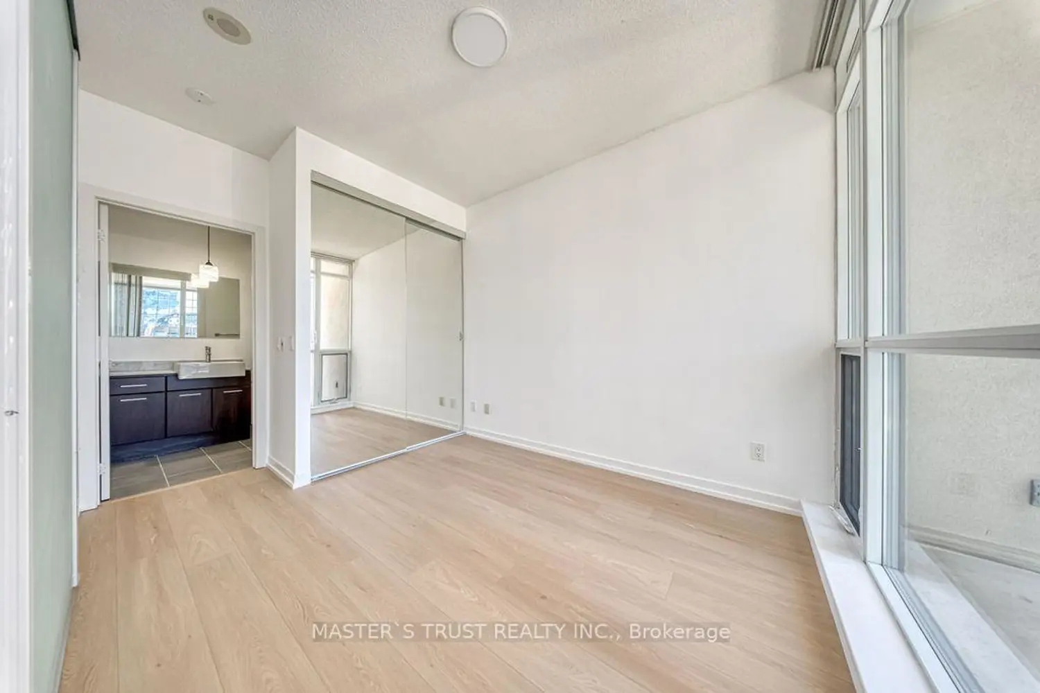 Additional image 9 of 770 Bay Street 1002