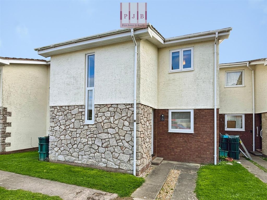 2 bed flat for salePlastirion, Towyn LL22