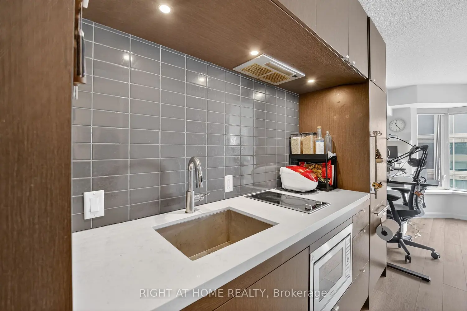 Additional image 13 of 155 Yorkville Avenue 2512