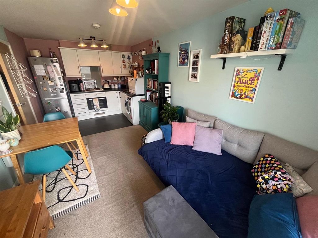 1 bed flat for salePhoebe Road, Pentrechwyth, Swansea SA1 photo 5