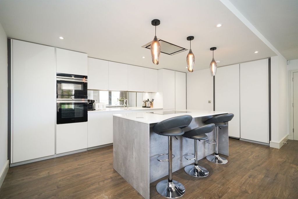 2 bed flat for saleChelsea Heights, Berkeley Place S11 photo 5