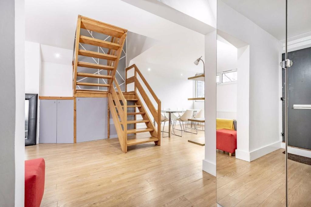 Additional image 6 of 3 Bed Maisonette, Thomas Baines Road, SW11, N1 7GU