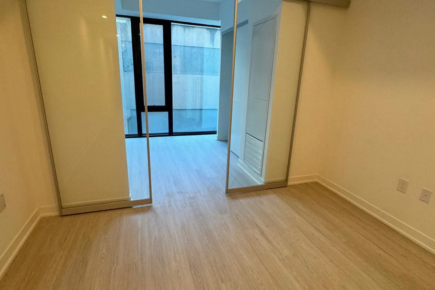 Additional image 3 of 195 Mccaul Street 411