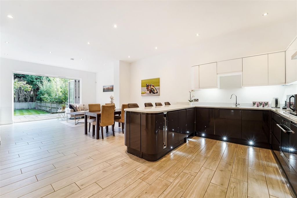 Additional image 2 of 3 bed flat for saleWoodland Way, Kingswood KT20