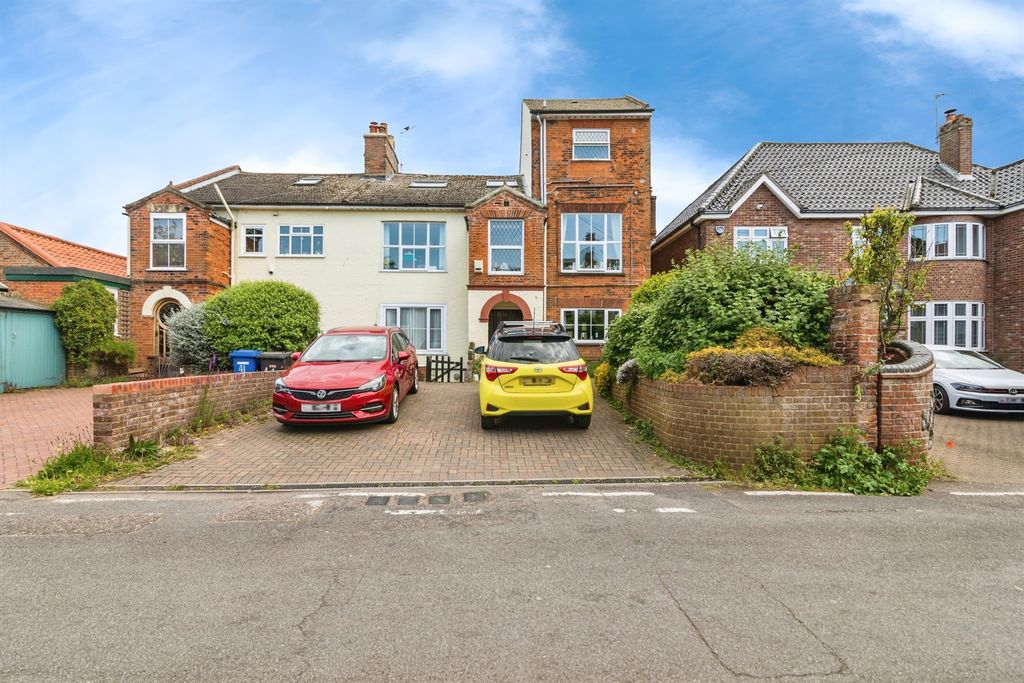 2 bed flat for salePakefield Street, Lowestoft NR33
