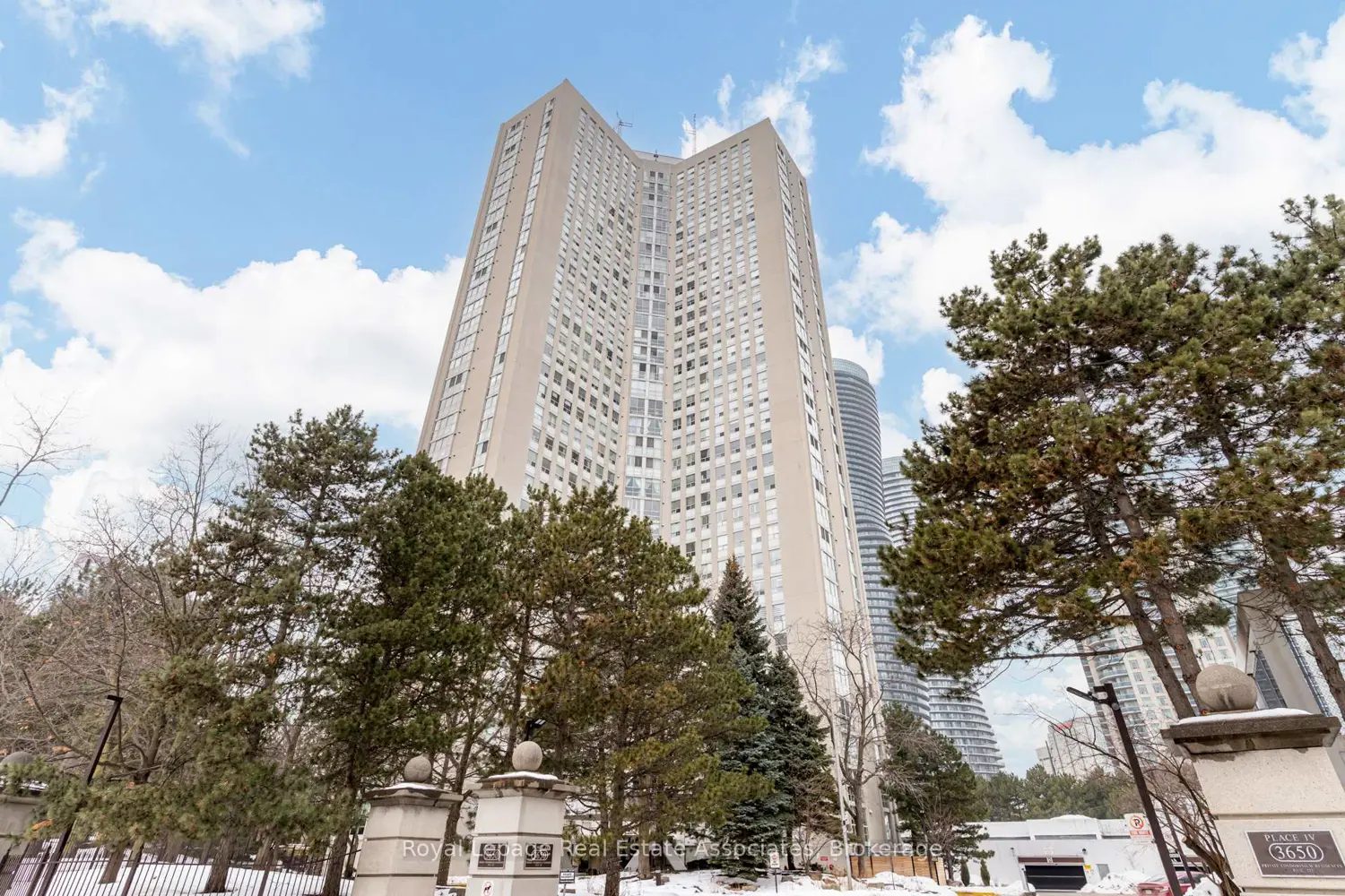 3650 Kaneff Crescent 1006