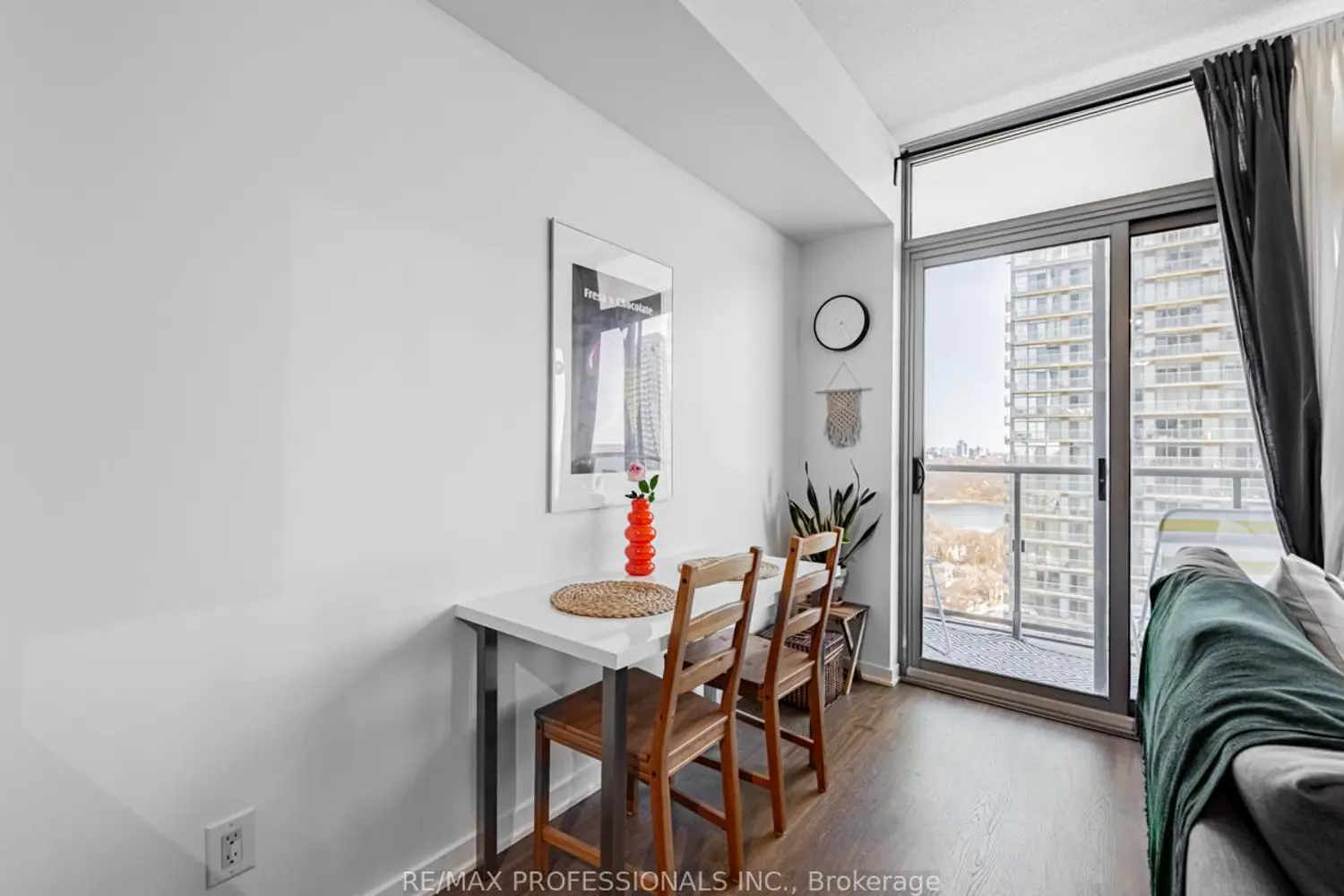 Additional image 8 of 105 The Queensway 2113