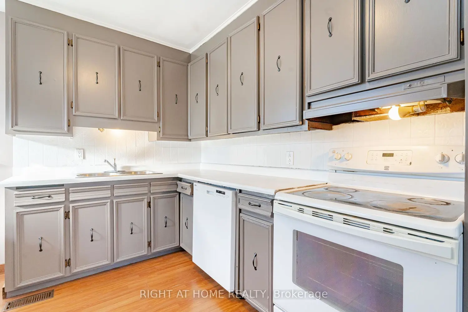 18200 Leslie St. Street photo 5