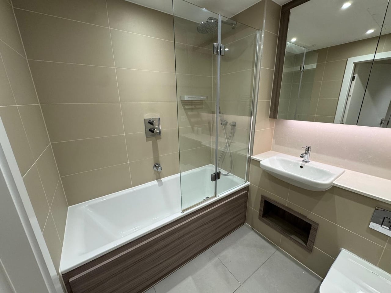 Additional image 8 of 3 Bed Flat, Lombard Wharf, SW11, N1 7GU