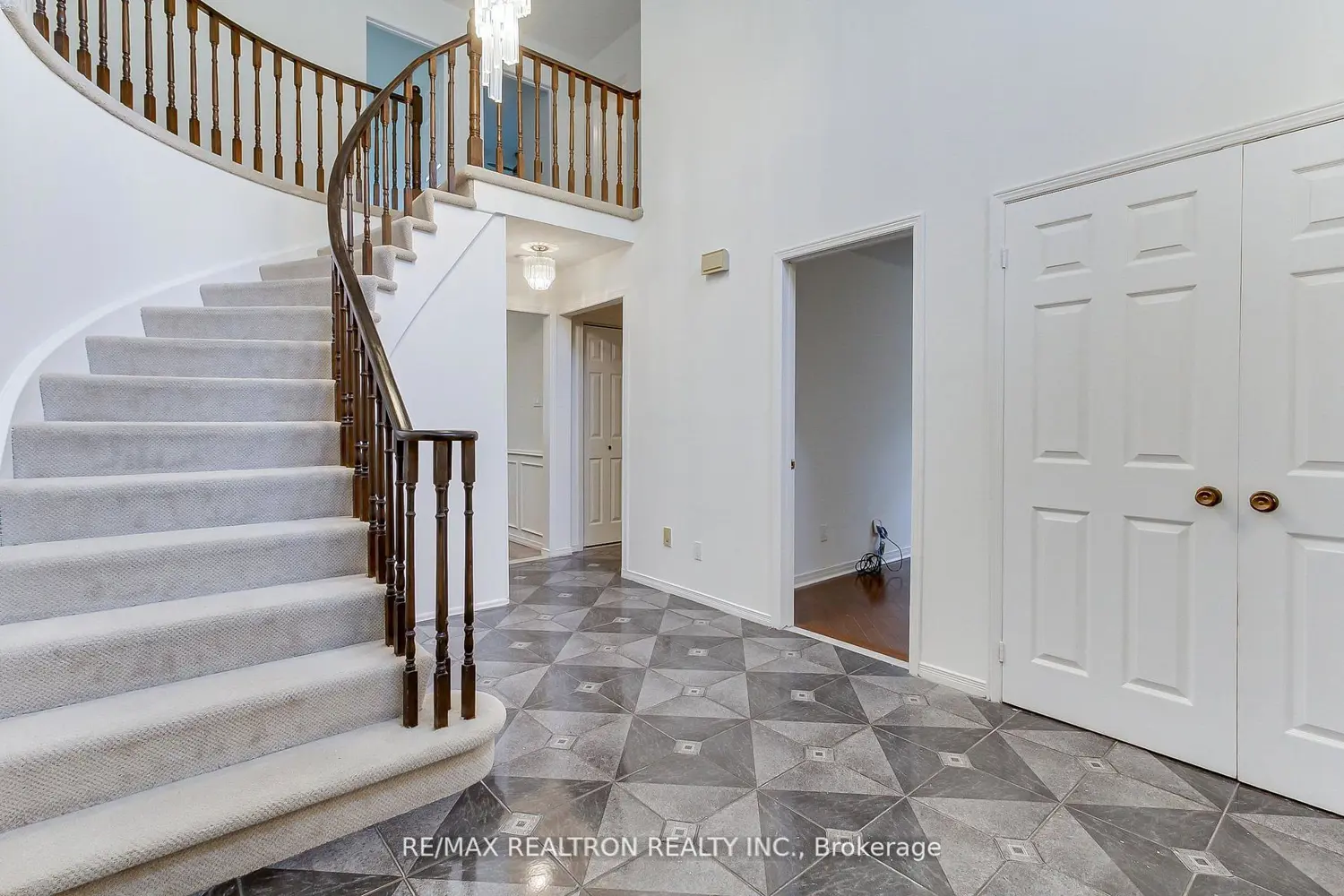 19 Crystal Drive photo 3
