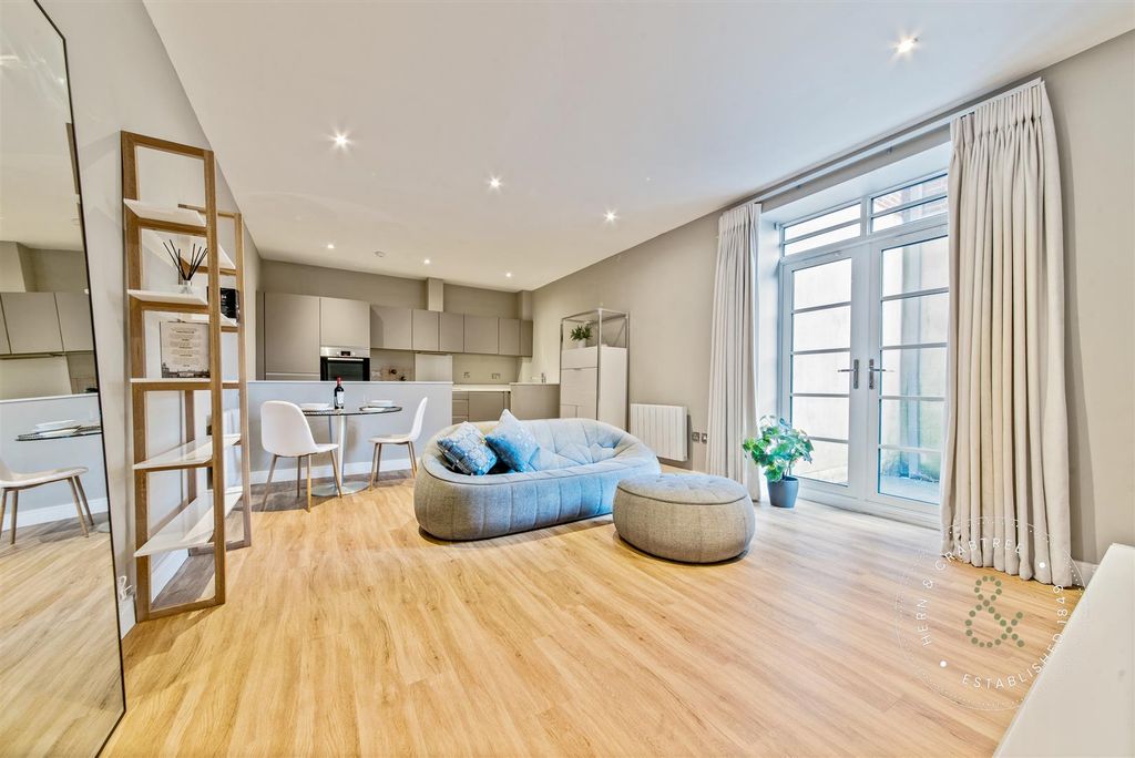 2 bed flat for saleRomilly Crescent, Pontcanna, Cardiff CF11 photo 2